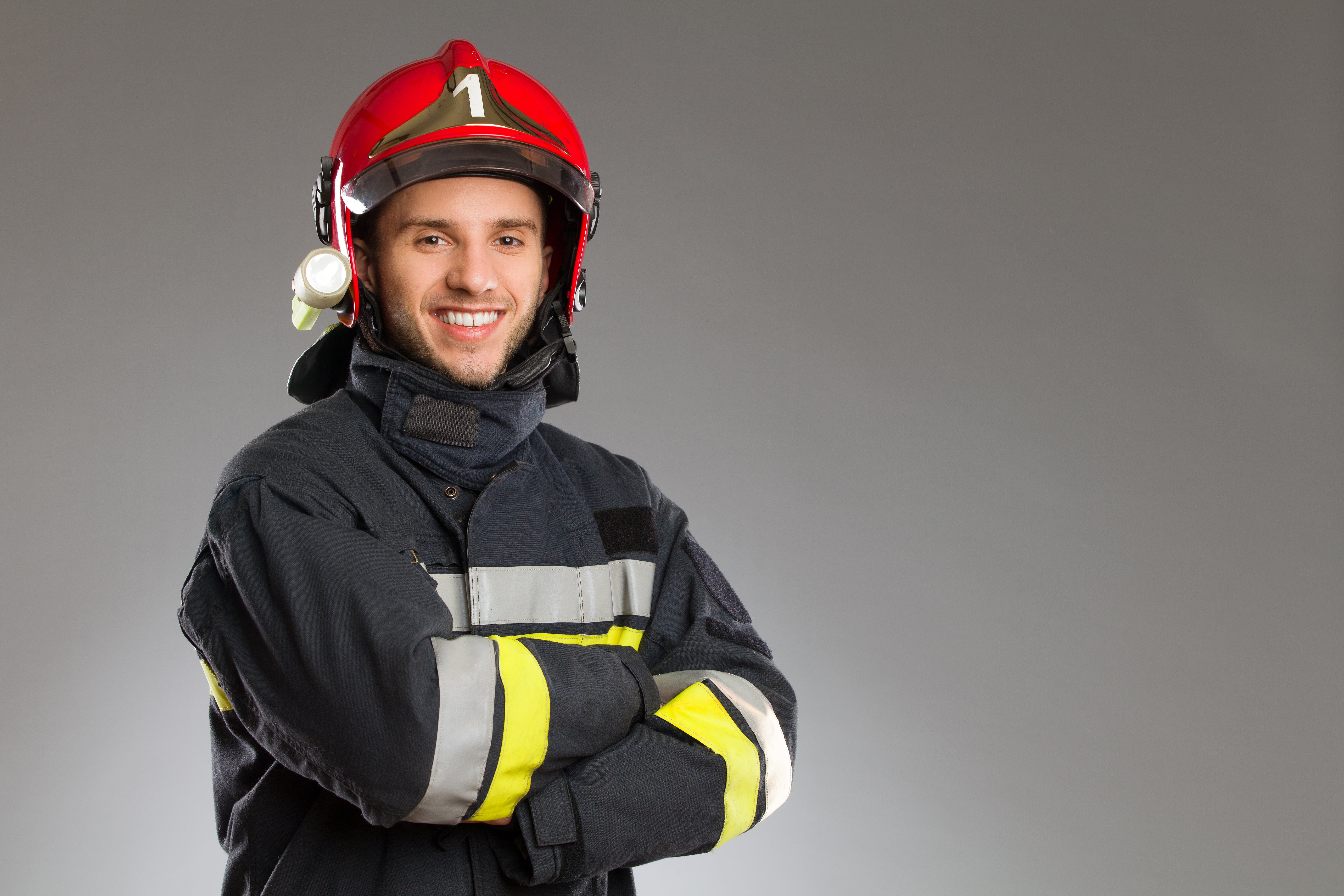 Carlos es bombero. Пожарник. Пожарный улыбается. Пожарники улыбка. Пожарник улыбается.